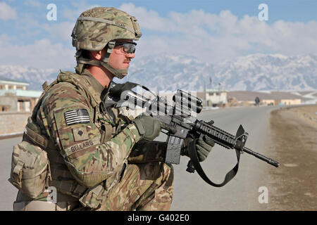 US Armee-Spezialisten sorgt für Sicherheit bei einem Konvoi Halt in Afghanistan. Stockfoto