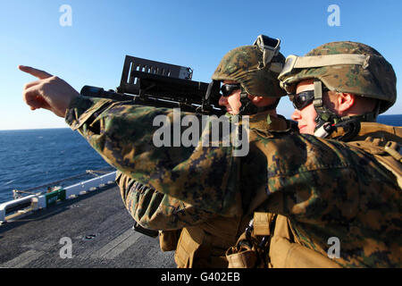 US-Marines Praxis eine simulierte FIM - 92C Stinger-Raketen abfeuern. Stockfoto