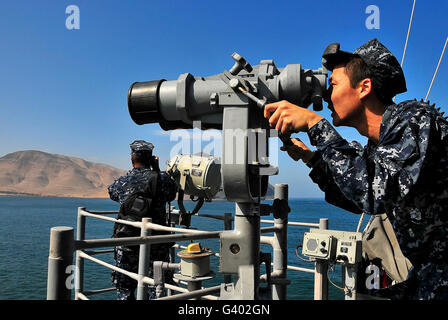 US Navy Segler beobachten die Küste an Bord der USS Bunker Hill. Stockfoto