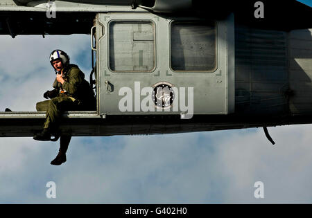 U.S. Navy Marine Luft Mannschaftsmitglied führt die Piloten ein MH-60 s Knighthawk. Stockfoto