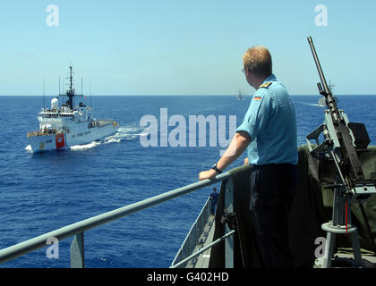 USCGC Thetis nähert sich ein Schiff der deutschen Kampfunterstützung. Stockfoto