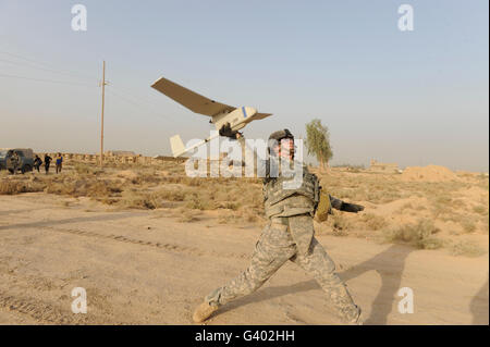 Soldat der US-Armee startet eine RQ-11 Raven unbemannten. Stockfoto