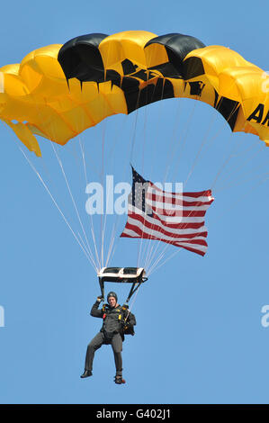 Eine Glut der Golden Knights Fallschirm Team steigt durch den Himmel. Stockfoto