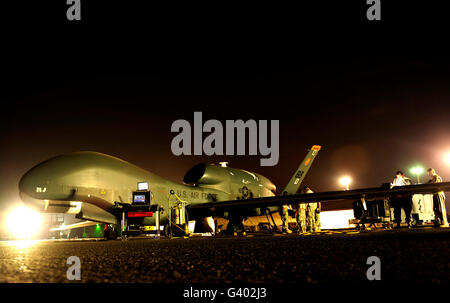 Wartung durchgeführt auf einem RQ-4 Global Hawk unbemannte Flugzeuge. Stockfoto