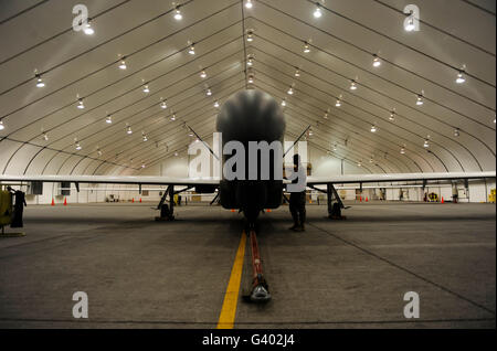 Eine RQ-4 Global Hawk unbemannten im Hangar abgestellt. Stockfoto