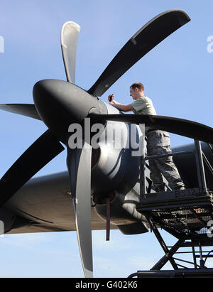 Mechaniker beendet eine C-130J Super Hercules einen Motor-Propeller weiter. Stockfoto