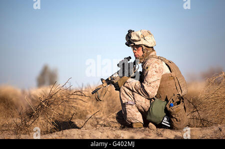 US-Marine-Soldaten beteiligt sich an einer Sicherheitspatrouille in Afghanistan. Stockfoto