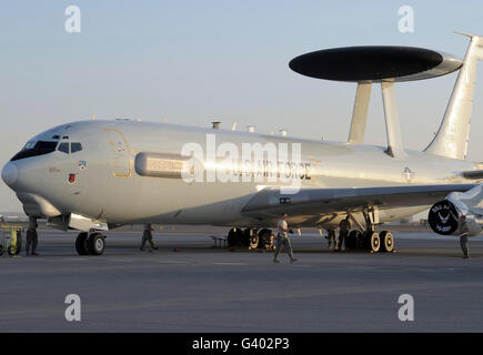 Flieger bereiten ein Flugzeug der US Air Force e-3 Sentry für eine Mission. Stockfoto