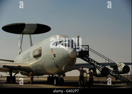 Flieger bereiten ein Flugzeug der US Air Force e-3 Sentry für eine Mission. Stockfoto