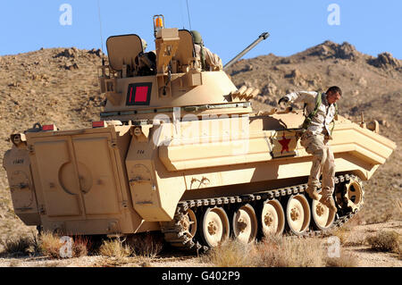 US Army Soldat springt ein M113 Schützenpanzer. Stockfoto