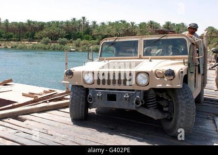 Ein Humvee M998 überquert den Fluss Euphrat auf eine Pontonbrücke. Stockfoto