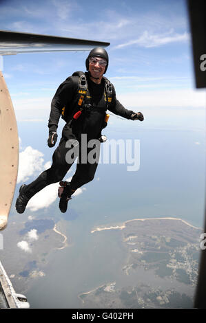 Mitglied der US-Armee Golden Knights Fallschirm-Team. Stockfoto