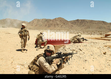 Marines bieten unterstützende Feuer während einer simulierten Schlacht. Stockfoto