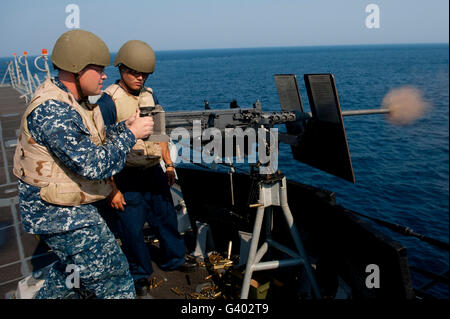 Sonar-Techniker feuert eine.50 cal Maschinengewehr an Bord USS Jason Dunham. Stockfoto