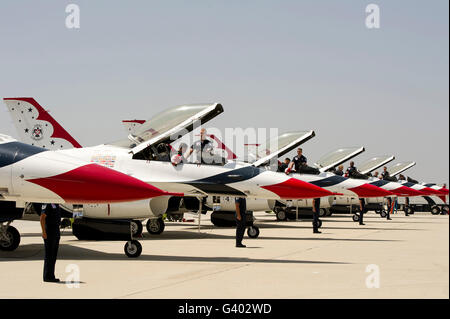 Flieger führen preflight Vorbereitungen auf f-16 Thunderbirds. Stockfoto