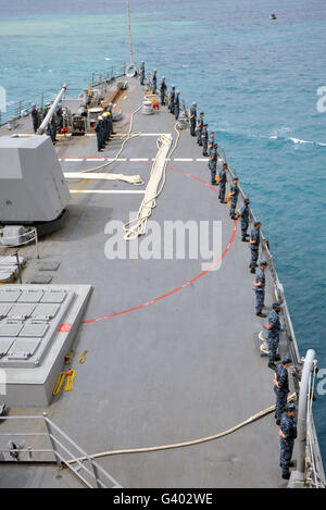 Matrosen Mann die Schienen auf USS McCampbell. Stockfoto