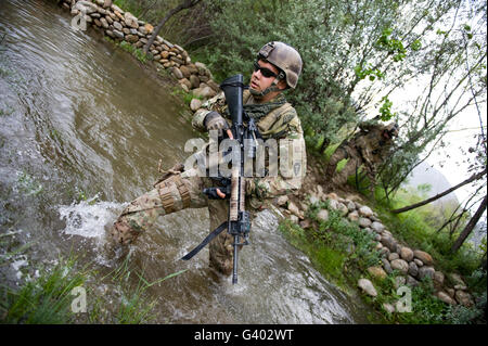 Soldat der US-Armee geht durch einen Bach, die näheren Umgebung zu löschen. Stockfoto