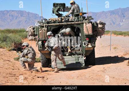 Soldaten demontieren aus einem Stryker Fahrzeug. Stockfoto