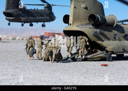 US-Soldaten entlasten einen CH-47 Chinook-Hubschrauber. Stockfoto