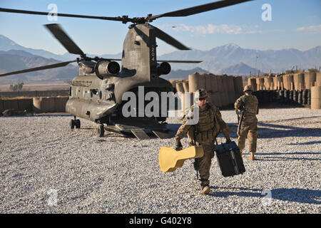 US Army Sergeant hilft Band-Ausstattung aus einer CH-47 Chinook entladen. Stockfoto