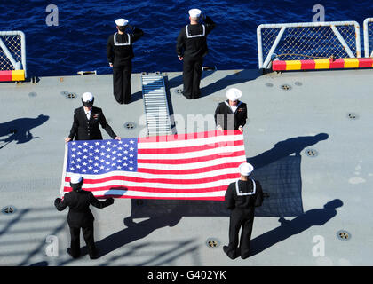 Segler beteiligen sich an einer Bestattung auf See Zeremonie an Bord der USS Wasp. Stockfoto