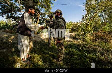 Ein US-Air Force Master Sergeant und Dolmetscher sprechen mit einem lokalen afghanischen. Stockfoto