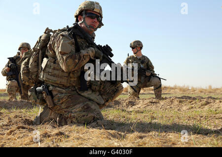 Petty Officer nimmt sich eine Auszeit mit anderen Teammitgliedern. Stockfoto