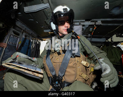 Naval Air Besatzungsmitglieder führt Preflight-Prüfungen auf ein MH-60 s Sea Hawk. Stockfoto