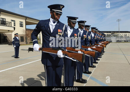 Die United States Air Force Honor Guard Drill Team übt eine neue Routine. Stockfoto