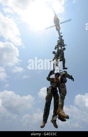 Explosive Ordnance Entsorgung Techniker teilnehmen an Spion Seil Training. Stockfoto