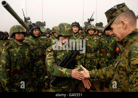 Vorsitzender der Joint Chiefs Of Staff schüttelt Hände mit chinesischen Tanker Soldat. Stockfoto