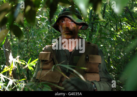 Airman kümmert sich um feindliche Kräfte in einer feindlichen Umgebung während einer Übung in Japan. Stockfoto