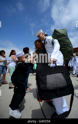 Matrose trifft seine Familie bei einem Homecoming Event. Stockfoto