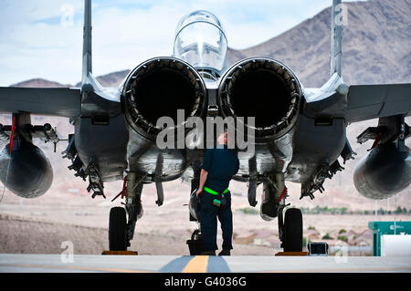 Airman inspiziert eine F-15E Strike Eagle. Stockfoto