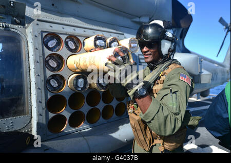 Marine Aircrewman lädt eine Sonar-Boje in einer MH-60R Sea Hawk-Hubschrauber. Stockfoto