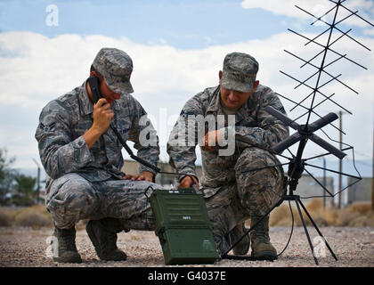 Flieger betreiben eine mobile Boden-Radio-Satelliten-System. Stockfoto