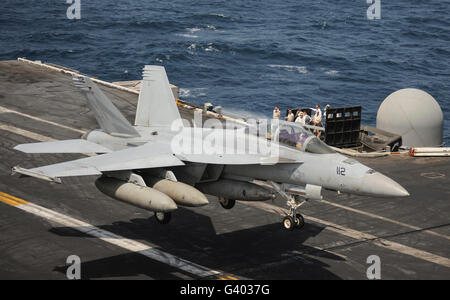 Eine F/A-18F Super Hornet landet auf dem Flugdeck der USS Nimitz. Stockfoto