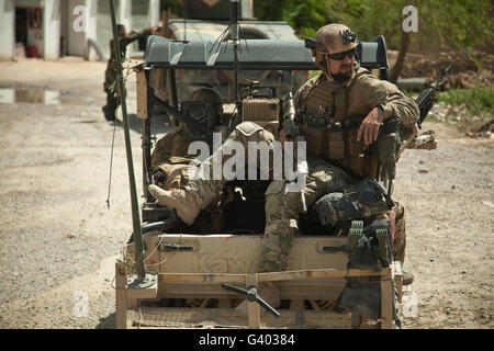 Eine Koalition Kräfte Mitglied behauptet Sicherheit von einem All - Terrain-Fahrzeug. Stockfoto