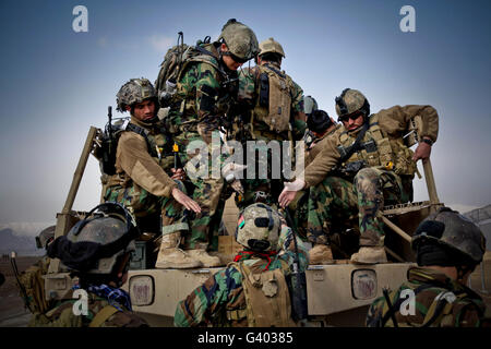 Afghanische Soldaten geben Sie eine Hand bis zu einem Kameraden. Stockfoto