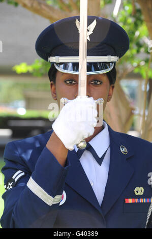 Ehrengarde stellt einen Säbel vor ihr Gesicht. Stockfoto