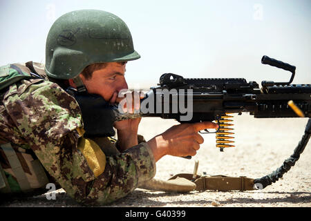 Ein Afghan National Army Soldat feuert ein M240B Maschinengewehr. Stockfoto