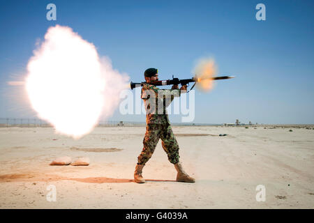 Ein Afghan National Army Soldat feuert eine RPG-7. Stockfoto