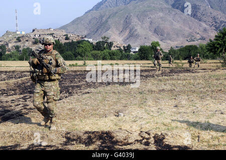 Soldaten führen eine abgesessene Patrouille in Afghanistan. Stockfoto