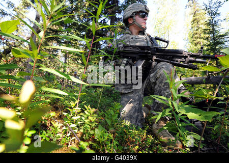 Soldat zieht Sicherheit auf gemeinsamer Basis Elmendorf-Richardson, Alaska. Stockfoto