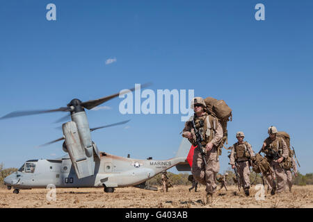 Marines und Matrosen entlasten von einem MV-22 Osprey. Stockfoto