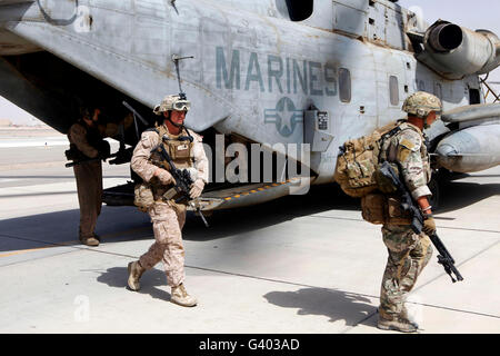 US-Marines und britische Soldaten verlassen eine CH-53E Super Stallion. Stockfoto