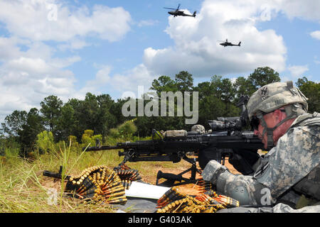 Ein Georgien Armee National Gardist feuert seine Waffe. Stockfoto