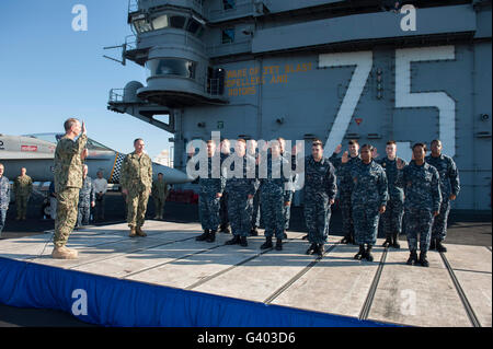 Chief of Naval Operations führt eine erneute Eintragung Zeremonie. Stockfoto