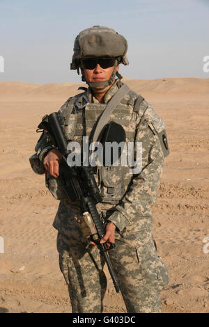 Weiblichen Soldaten der Streitkräfte der USA bereitet sich auf Waffen Qualifikation. Stockfoto