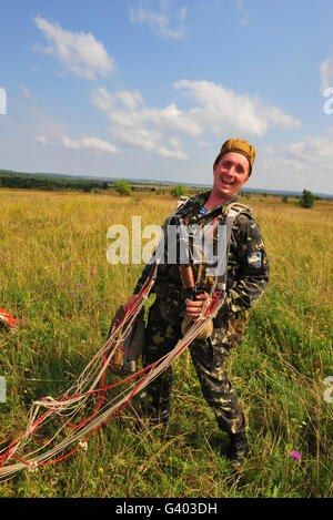 Ein Fallschirmjäger der Streitkräfte der Ukraine posiert für ein Foto nach der Landung. Stockfoto